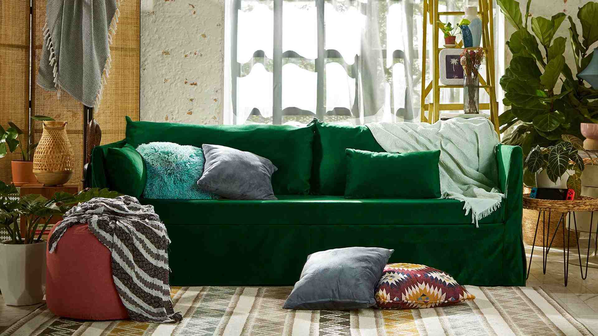 Emerald classic velvet Sandbacken in a lush green living room