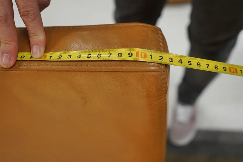 Measurement guide of a sofa upper armrest depth (Alternate angle)