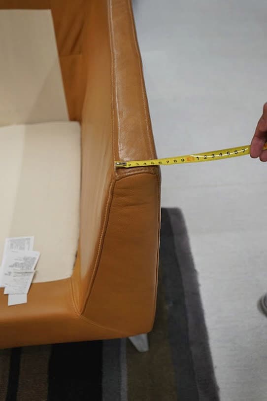 Measurement guide of a sofa armrest width