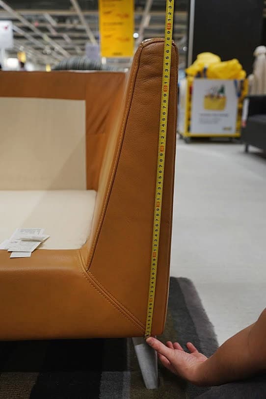 Measurement guide of a sofa armrest height