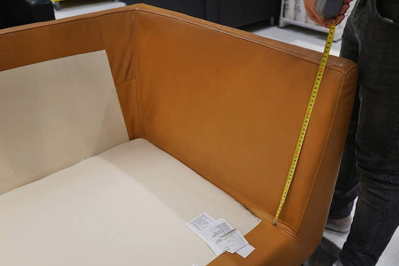 Measurement guide of a sofa inner armrest height