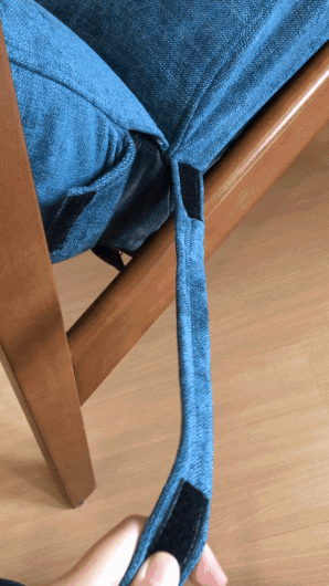 GIF tutorial: Demonstrating the placement of the two straps goes around the backrest